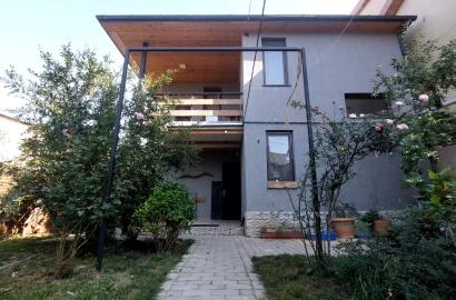 იყიდება ახალი გარემონტებული  2 სახლი ლისის ტბის მიმდებარედ